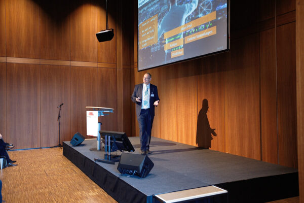 Harald Keil auf einer Bühne