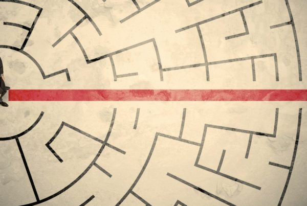 Bild eines Mannes in einem Labyrinth