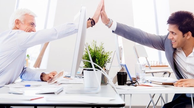 Zwei Menschen geben sich Highfive