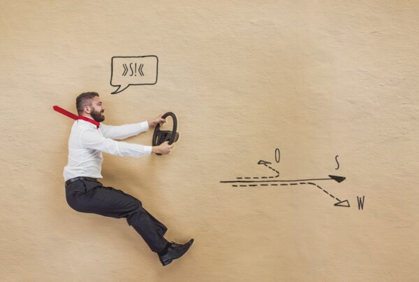 Ein Mann mit einem Lenkrad in der Hand