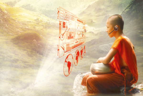 Ein junger Mensch sitzt auf einem Berg vor einem Terminal