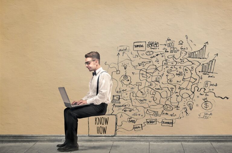 Mann der auf einen Laptop schaut