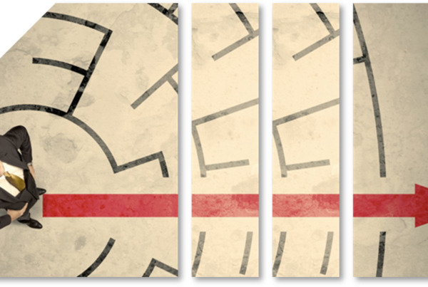 Ein Bild eines Mannes der in einem Labyrinth steht und nach oben schaut